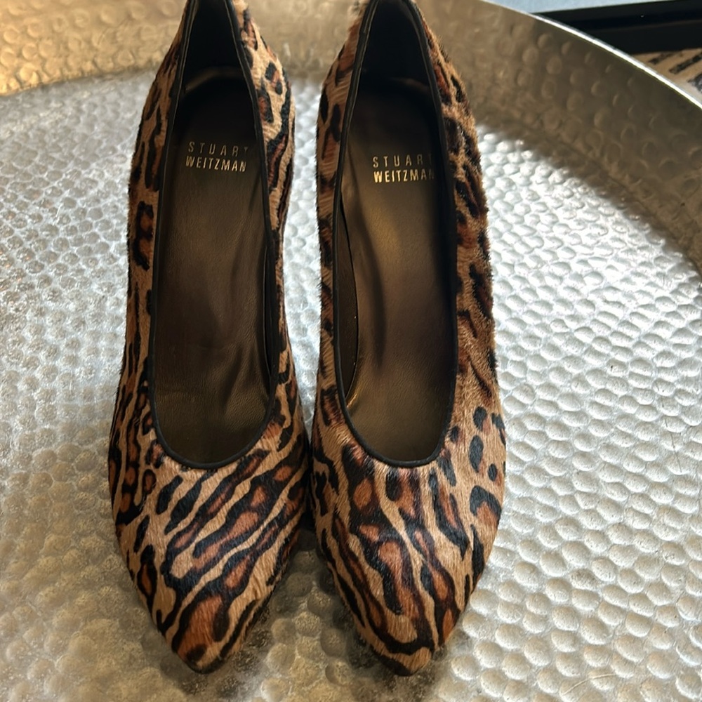 Stuart Weitzman pumps. Leopard print. Fur